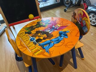 Mesa infantil con 2 sillas