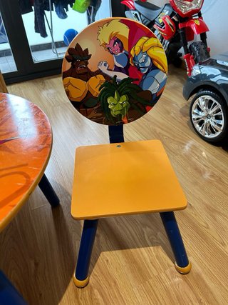 Mesa infantil con 2 sillas