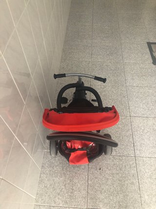 Triciclo infantil rojo y negro