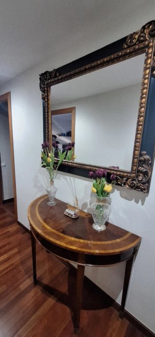 Recibidor de madera y cristal