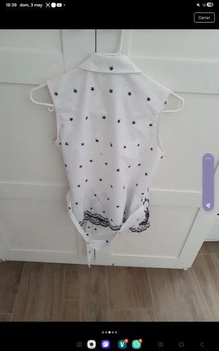 Blusa ZENDRA blanca con estrellas negras