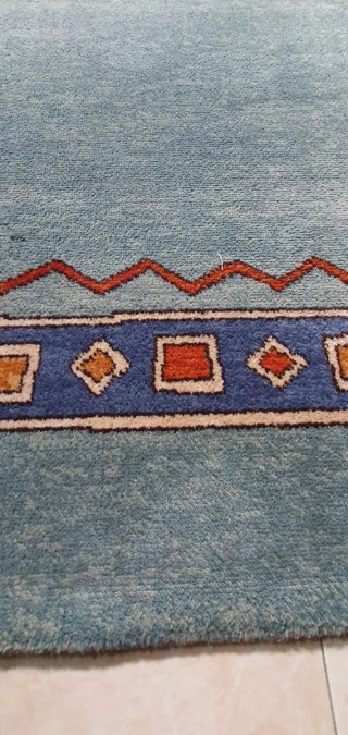 Alfombra de lana azul con diseño geométrico