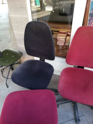 Sillas de oficina rojas y negras
