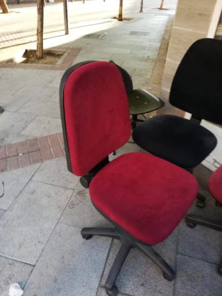 Sillas de oficina rojas y negras