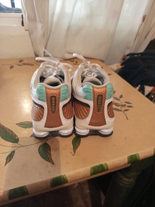 Nike Air Shox Oro y Blanco