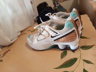 Nike Air Shox Oro y Blanco