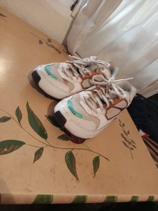 Nike Air Shox Oro y Blanco