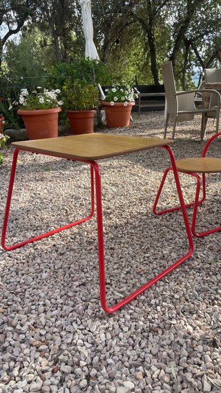 Mesa y 2 Sillas Infantiles Madera y Metal Rojo