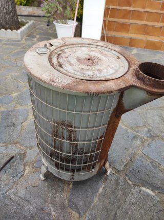 Estufa de leña metálica