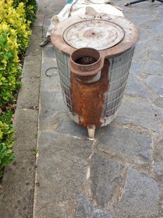 Estufa de leña metálica