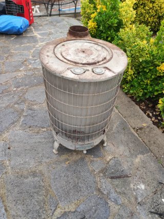Estufa de leña metálica