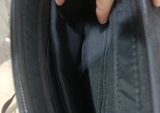 Bolso negro con doble hebilla