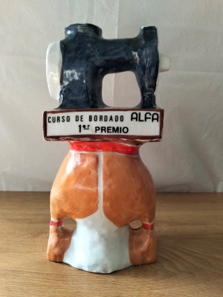 Diaz Pardo Mujer con Máquina de Coser