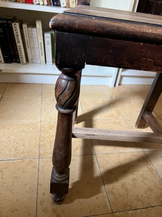 Silla de madera antigua tallada