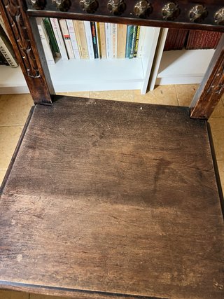 Silla de madera antigua tallada
