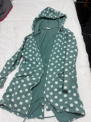 Chaqueta verde con lunares