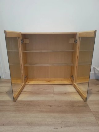 Armario de baño de madera y cristal