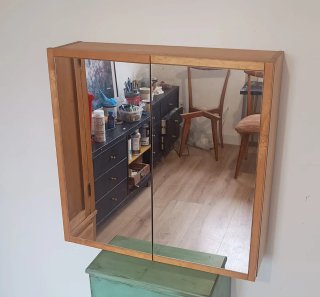 Armario de baño de madera y cristal