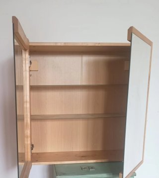 Armario de baño de madera y cristal