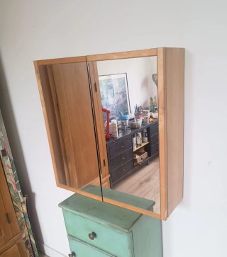 Armario de baño de madera y cristal