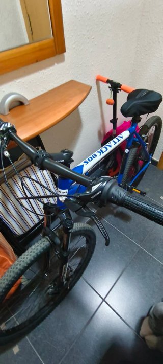 Bicicleta de montaña azul sin usar