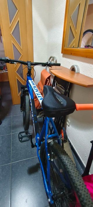 Bicicleta de montaña azul sin usar
