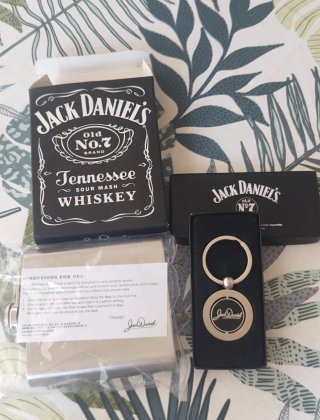 Bandera(100x60cm),petaca y llavero Jack Daniel's.