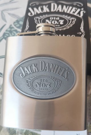 Bandera(100x60cm),petaca y llavero Jack Daniel's.