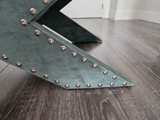 Taburete terciopelo con tachuelas