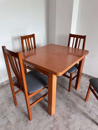 Mesa de comedor con 4 sillas