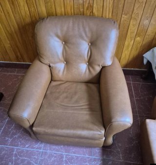 Sillón de piel sintética marrón