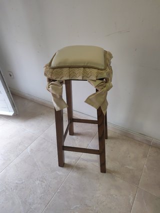 Taburete alto con cojín beige y lazos