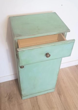 Consola verde y azul de madera