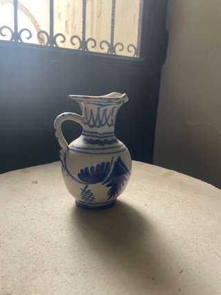 Jarrón de cerámica azul y blanco