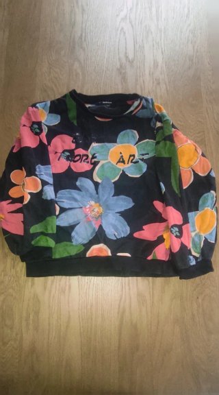 Sudadera de niña con un estampado floral