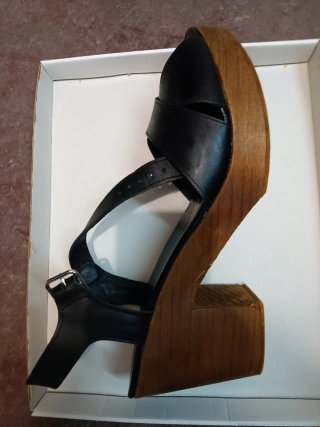Sandali neri con tacco in legno