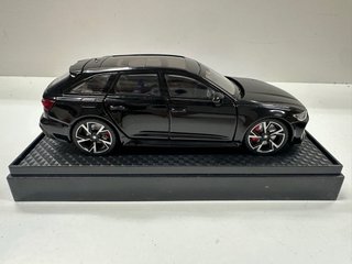 Coche de juguete metálico negro