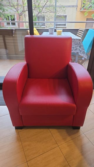 Butaca de diseño en polipiel roja