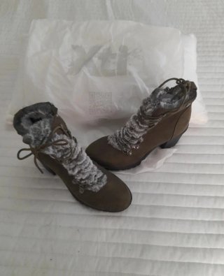 Botines verdes con cordones y pelo