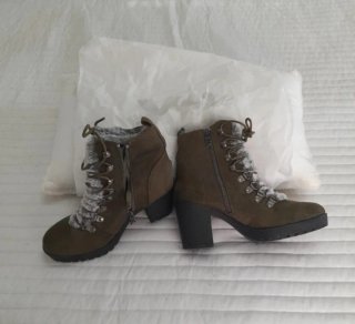 Botines verdes con cordones y pelo