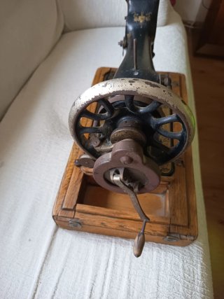 Máquina de coser antigua de madera y metal