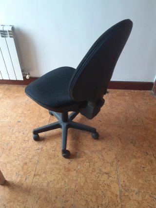 Silla de oficina giratoria negra