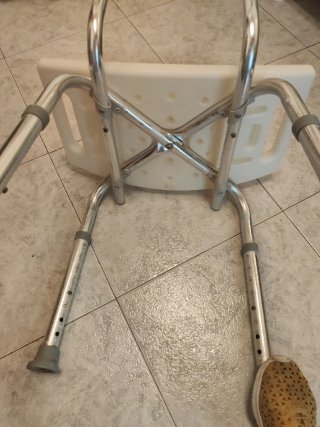 Silla de ducha blanca con respaldo