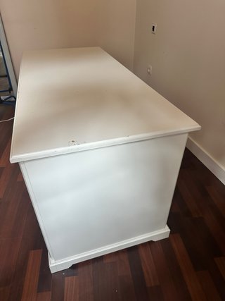 Escritorio blanco con cajones y puertas