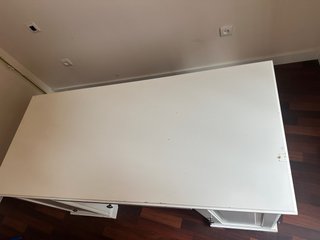 Escritorio blanco con cajones y puertas