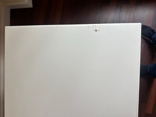 Escritorio blanco con cajones y puertas