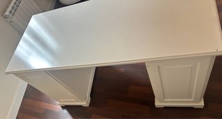 Escritorio blanco con cajones y puertas