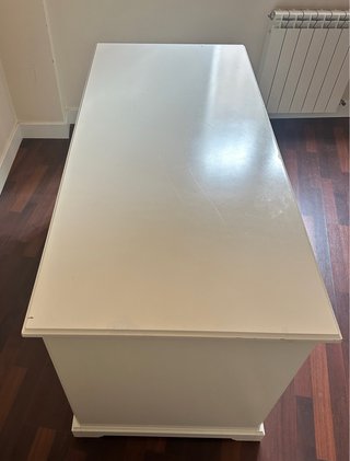 Escritorio blanco con cajones y puertas