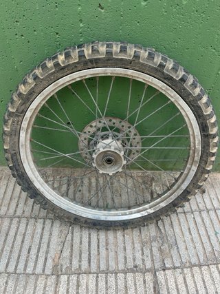 Rueda de moto con disco de freno