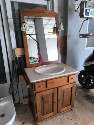 Mueble de baño madera con espejo y luces